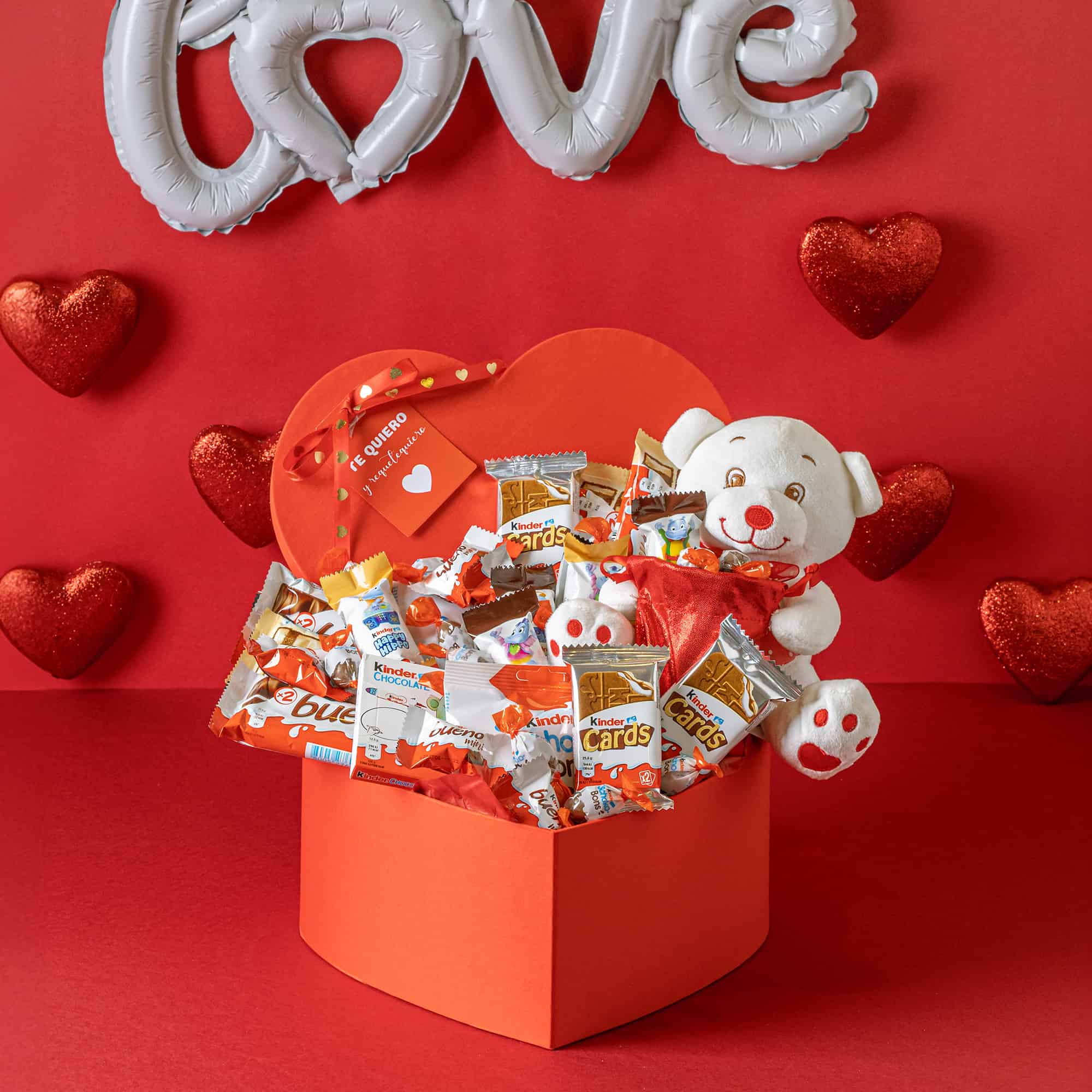 Cesta de chocolates Kinder Bueno con peluche en forma de corazón.