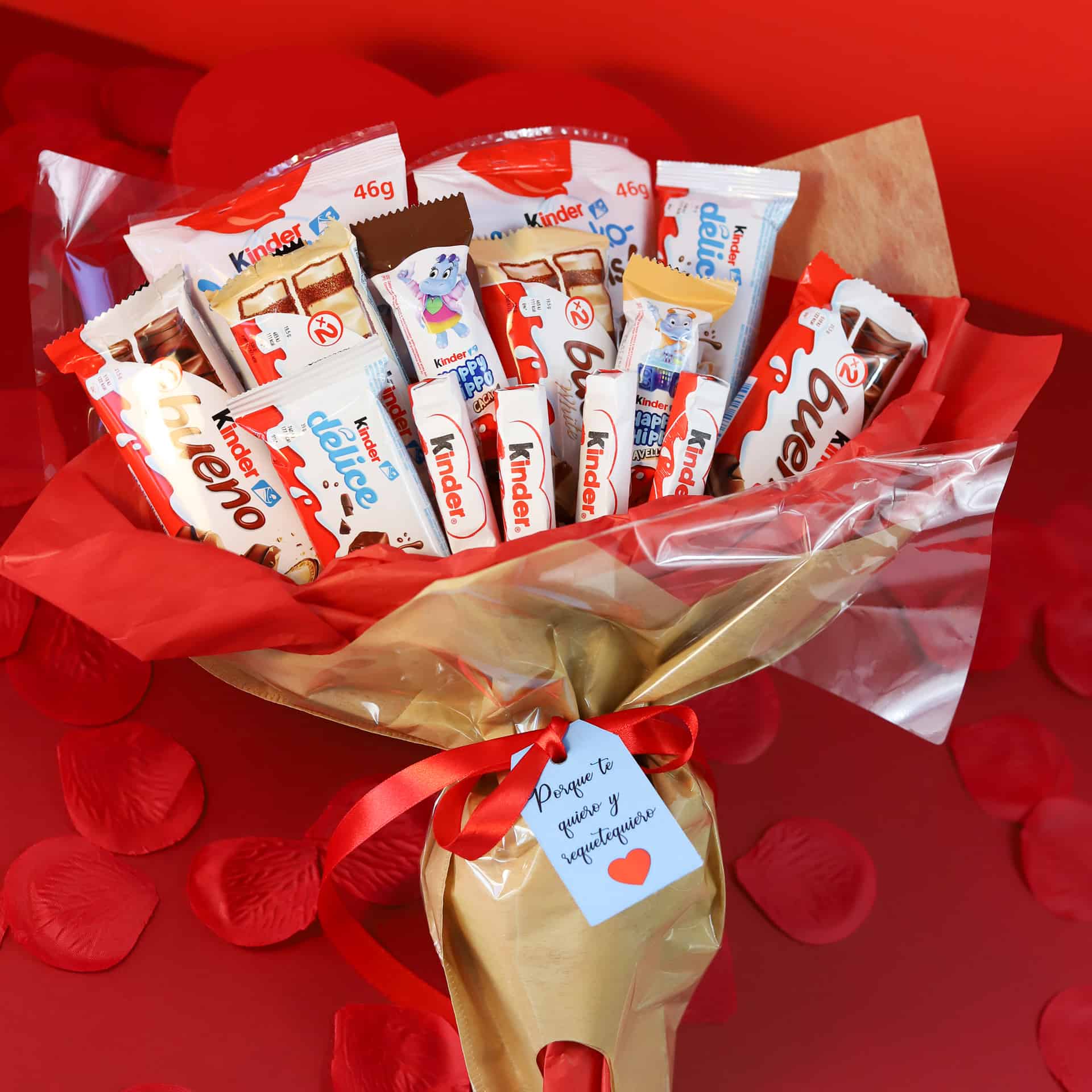 Ramo decorado con chocolatinas Kinder Bueno en papel dorado y lazo rojo.