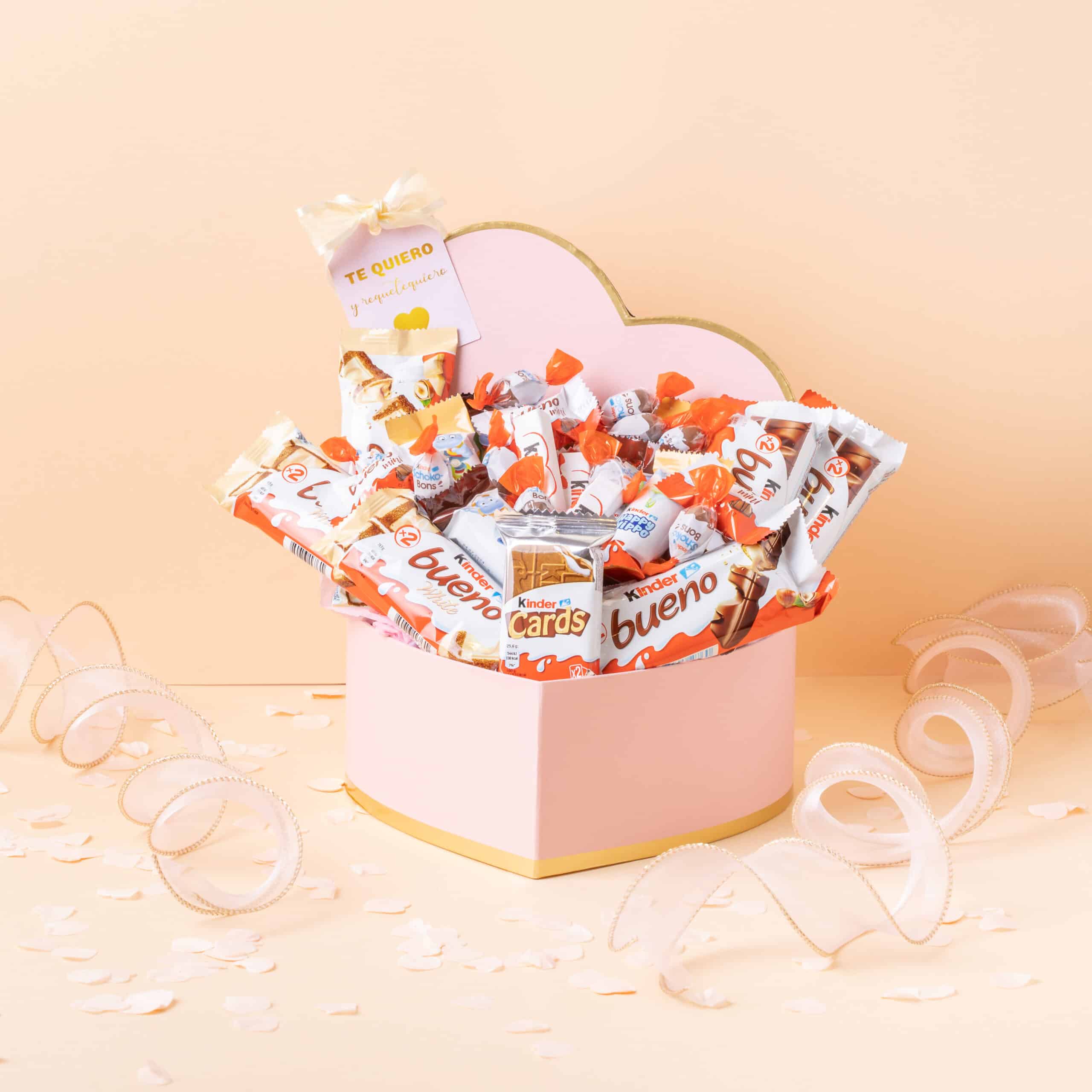 Regalo romántico con surtido de chocolatinas Kinder en caja rosa.