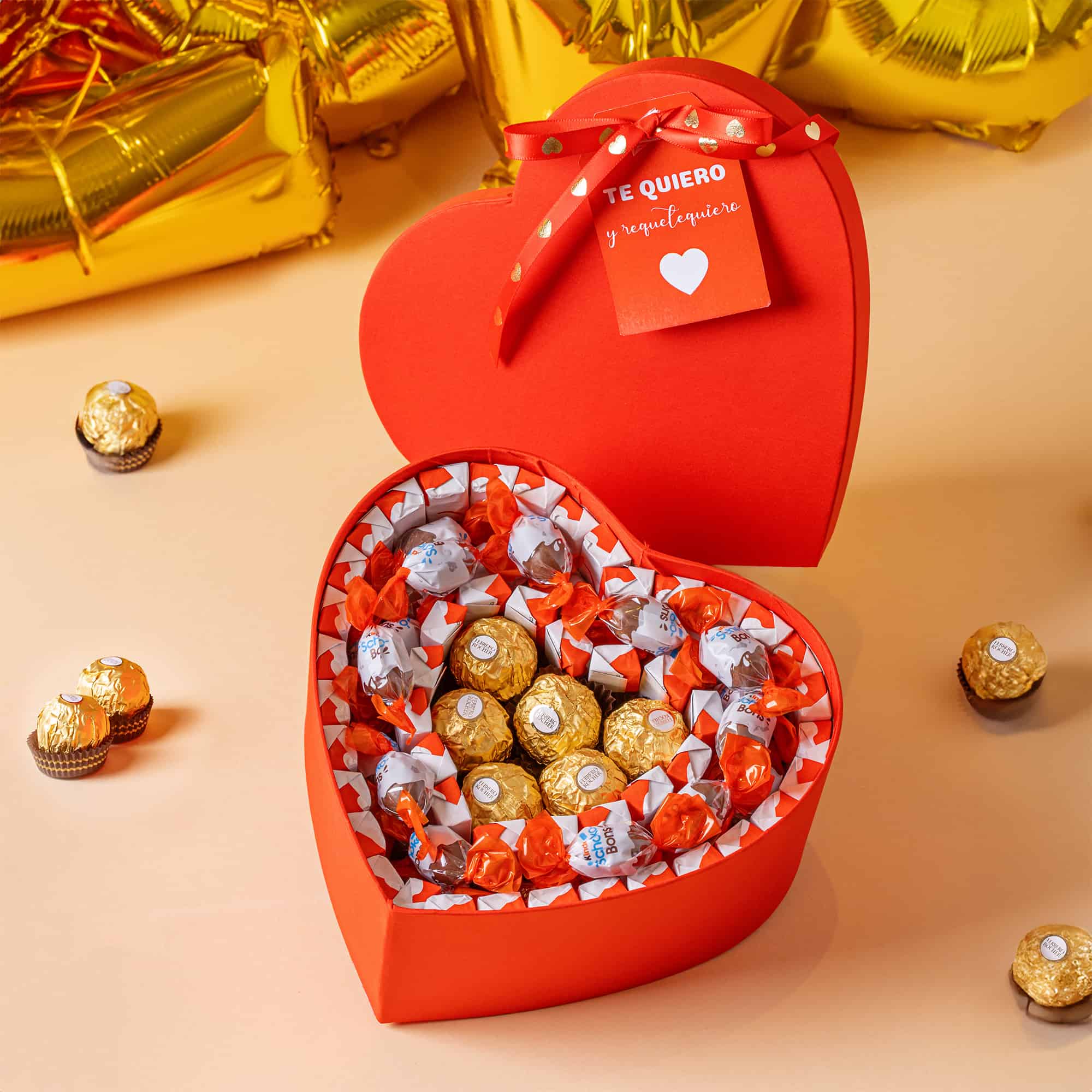 Cesta de corazón roja con chocolates Kinder y Ferrero Rocher.