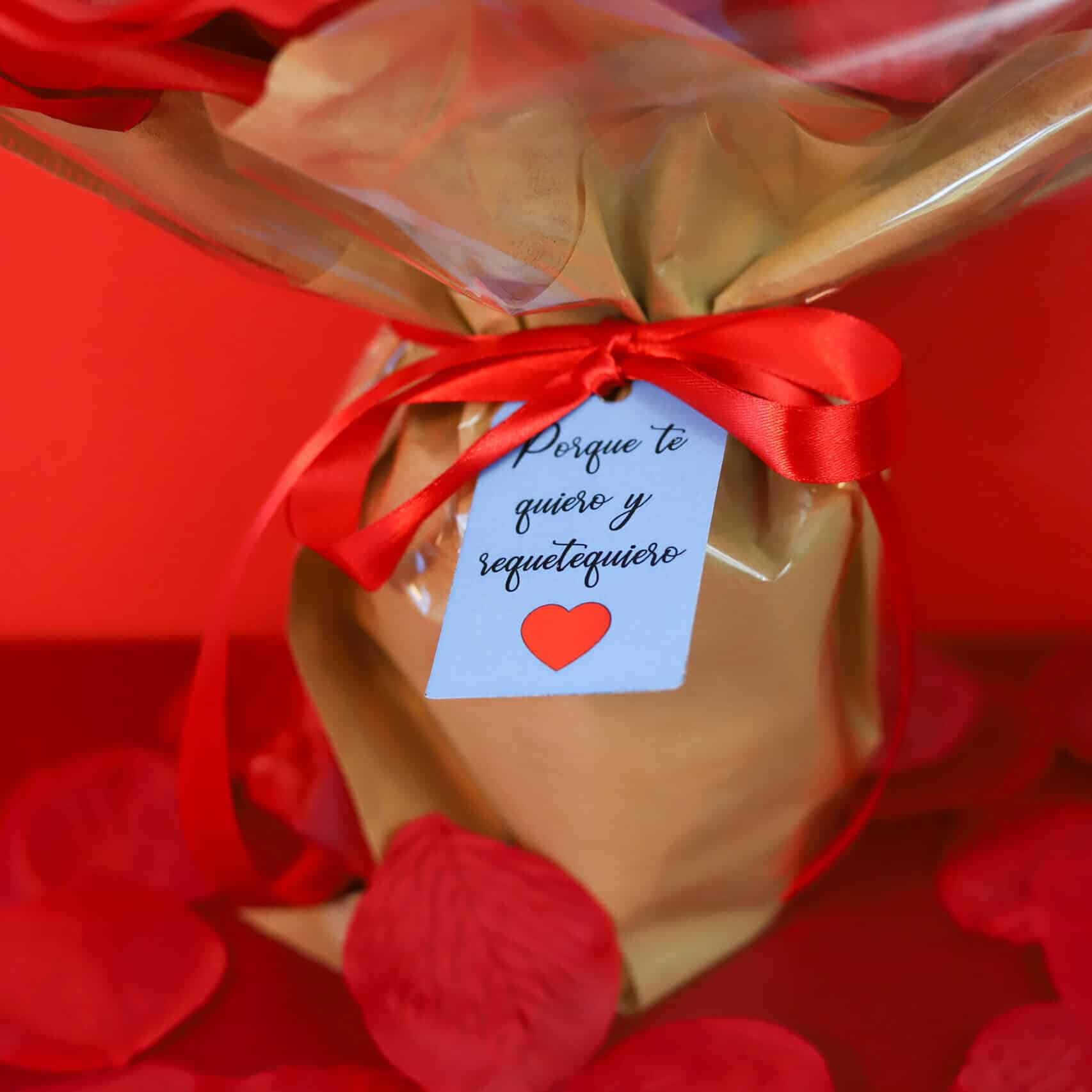Detalle dulce y elegante con surtido de chocolates Kinder Bueno.