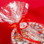 Presentación premium de la tarta de corazón gigante Kinder Bueno con lazo y papel de regalo.