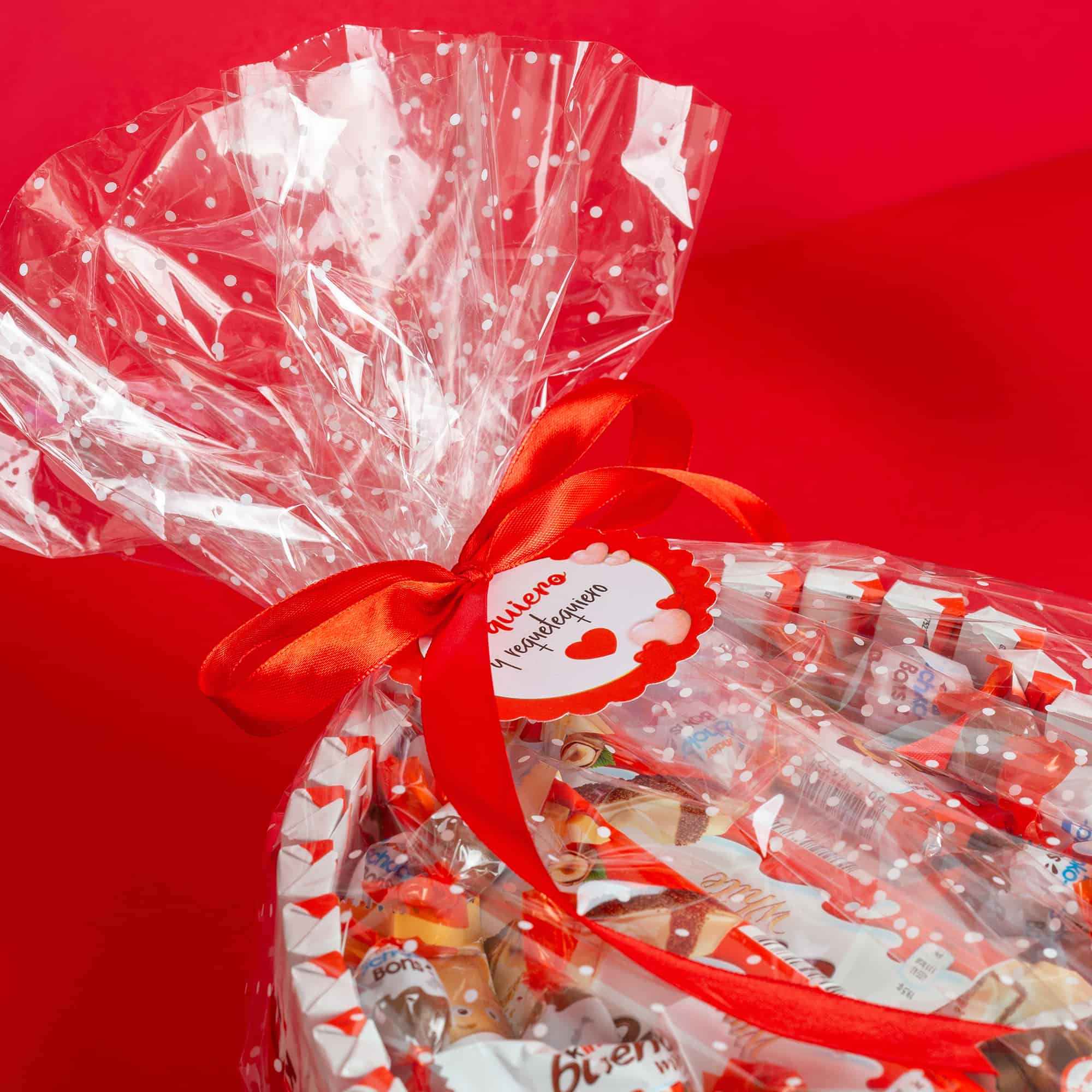 Presentación premium de la tarta de corazón gigante Kinder Bueno con lazo y papel de regalo.