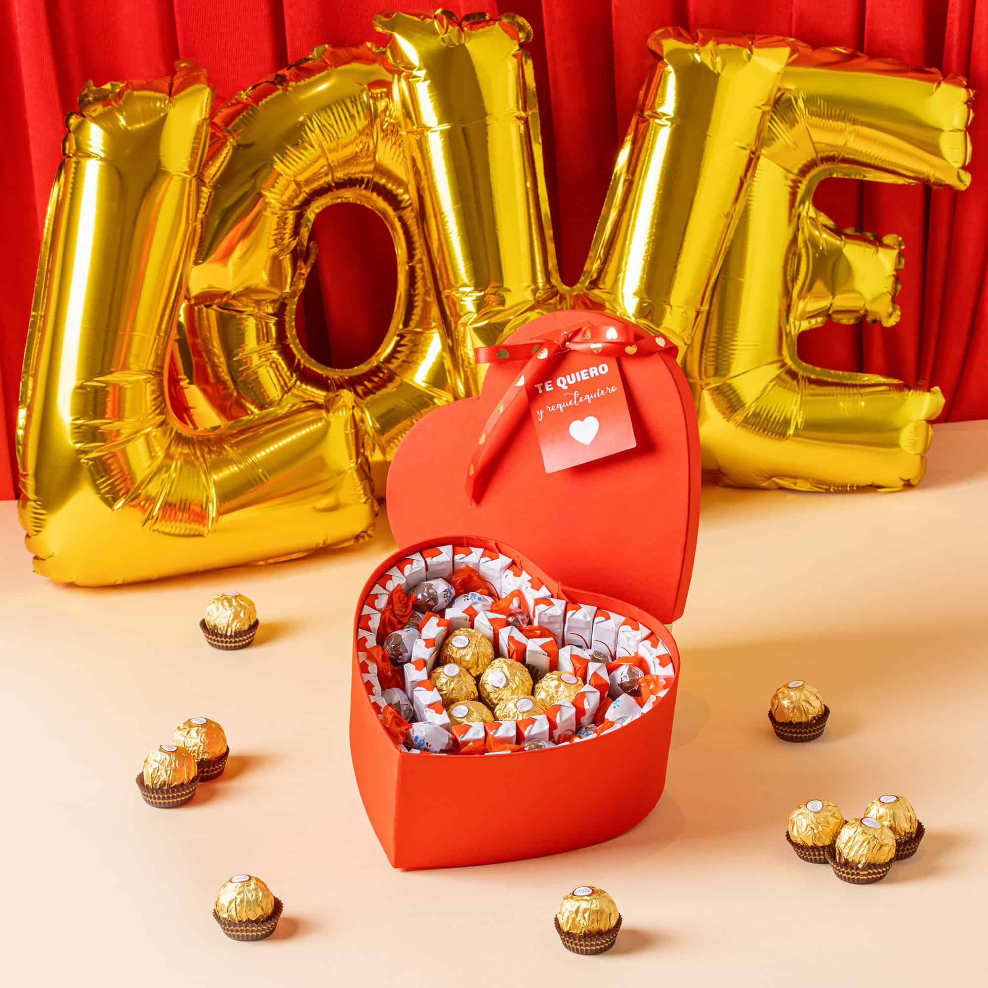 Regalo dulce en forma de corazón con lazos decorativos.