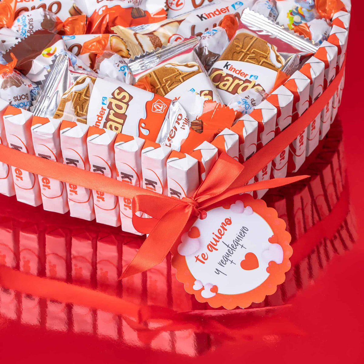 Detalle del surtido de chocolatinas Kinder Bueno en la tarta de corazón gigante.