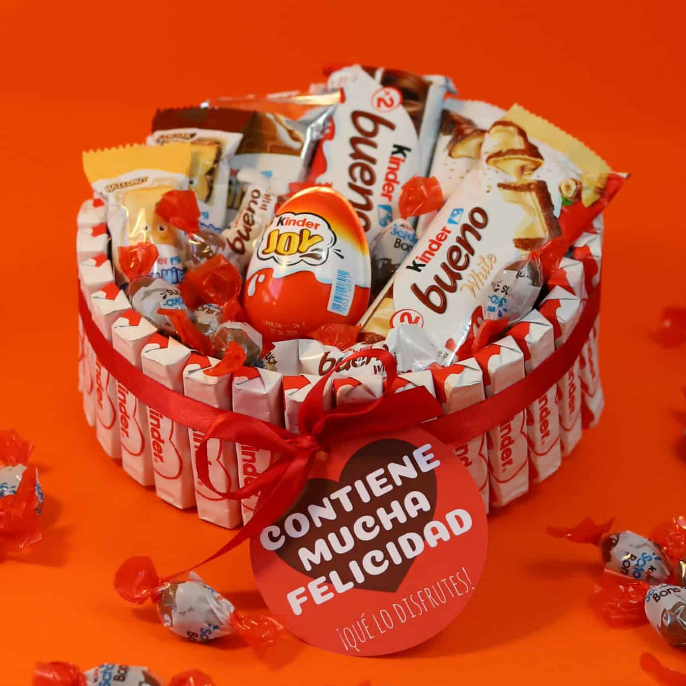 Tarta Kinder Bueno Joy con surtido de chocolatinas Kinder.
