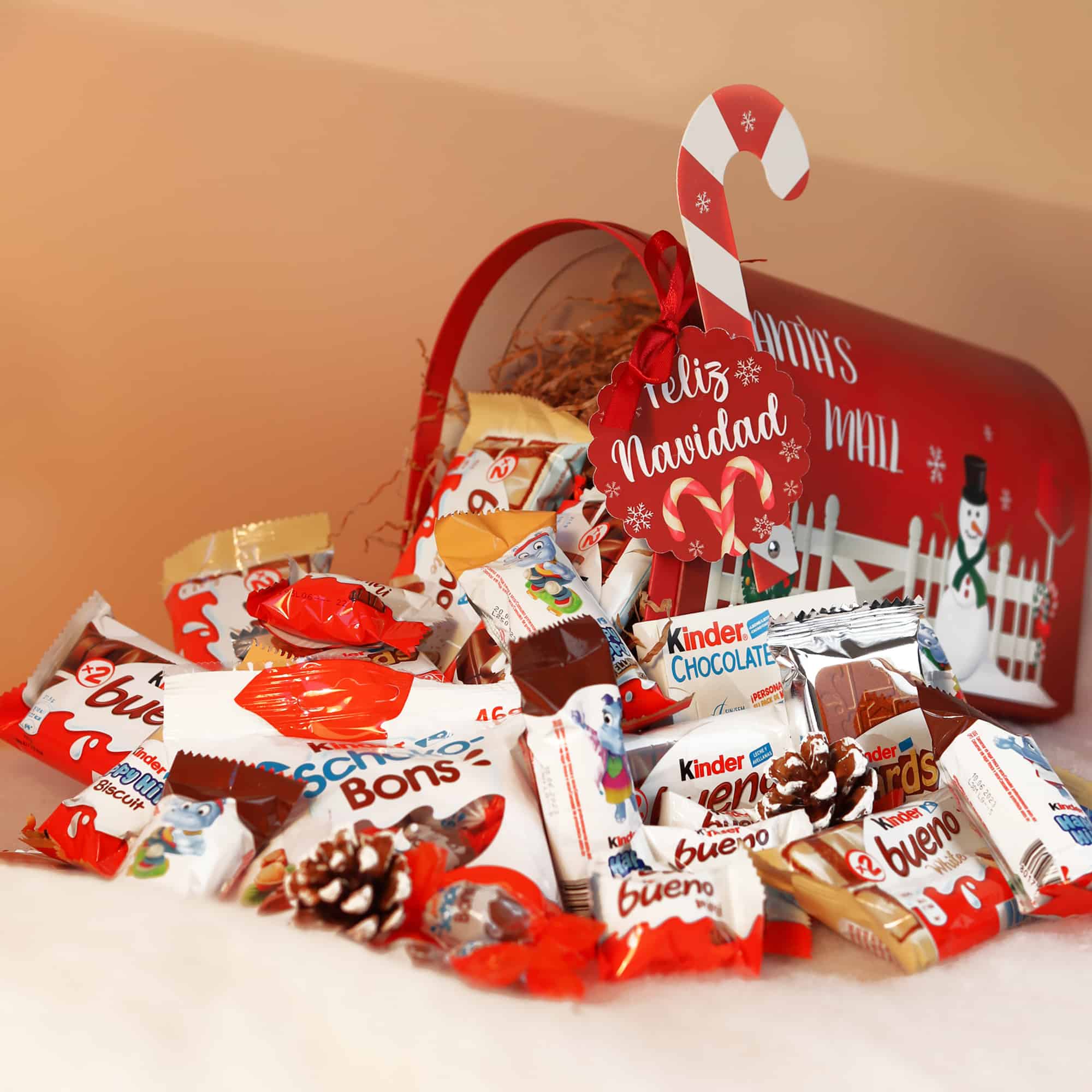 Chocolates Kinder para regalar en un buzón navideño decorativo.