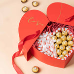 Regalo elegante en forma de corazón con chocolates Ferrero Rocher y Raffaello.
