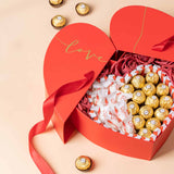 Regalo elegante en forma de corazón con chocolates Ferrero Rocher y Raffaello.
