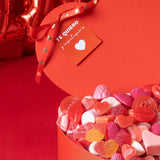 Regalo en forma de corazón con 1KG de gominolas variadas.
