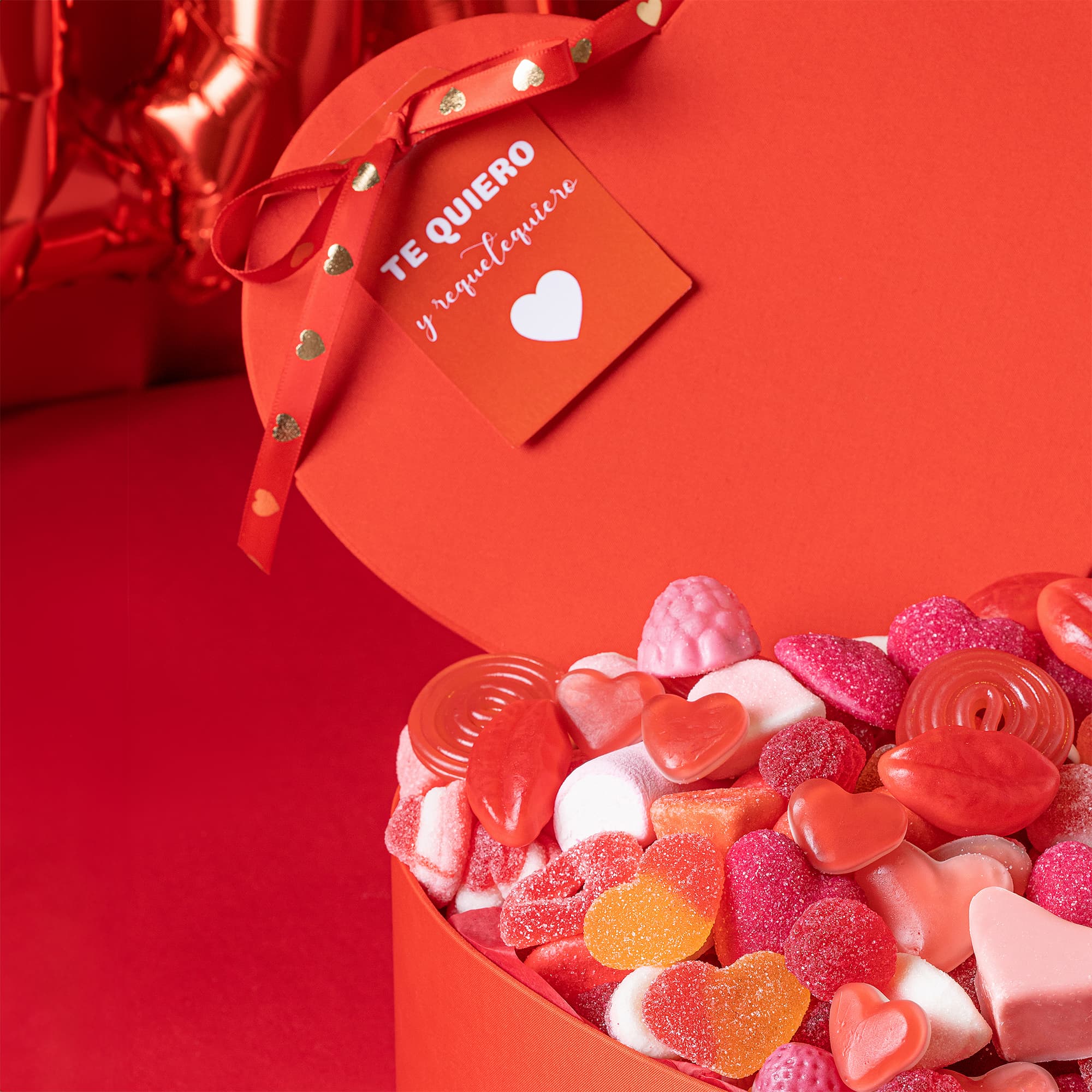 Regalo en forma de corazón con 1KG de gominolas variadas.
