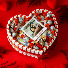 Cesta de chocolates kinder para regalar en san valentín personalizada con foto polaroid