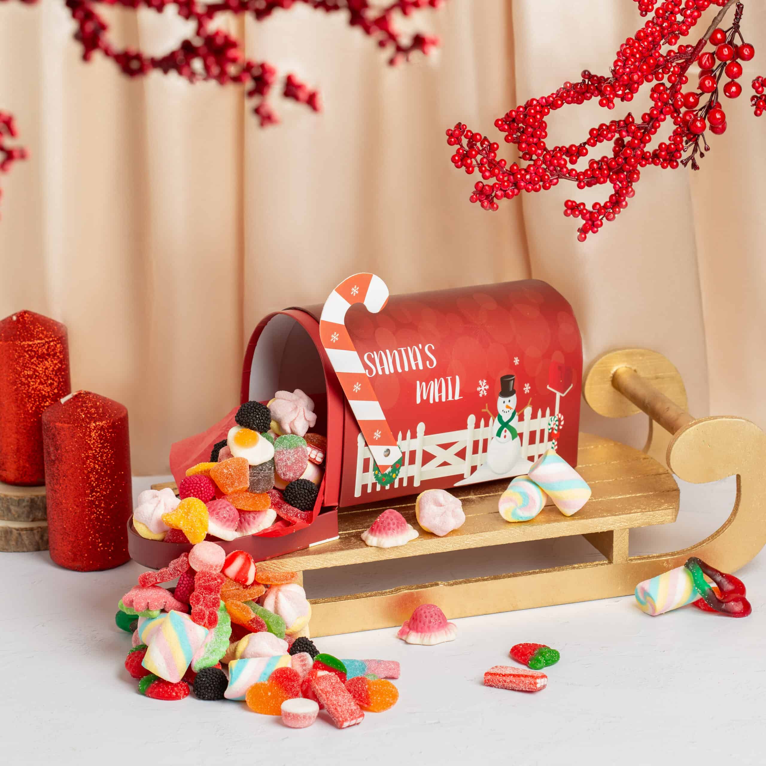 Buzón navideño de Onza con chucherías y golosinas. Caja de regalo ideal para Navidad con diseño festivo y surtido de dulces.