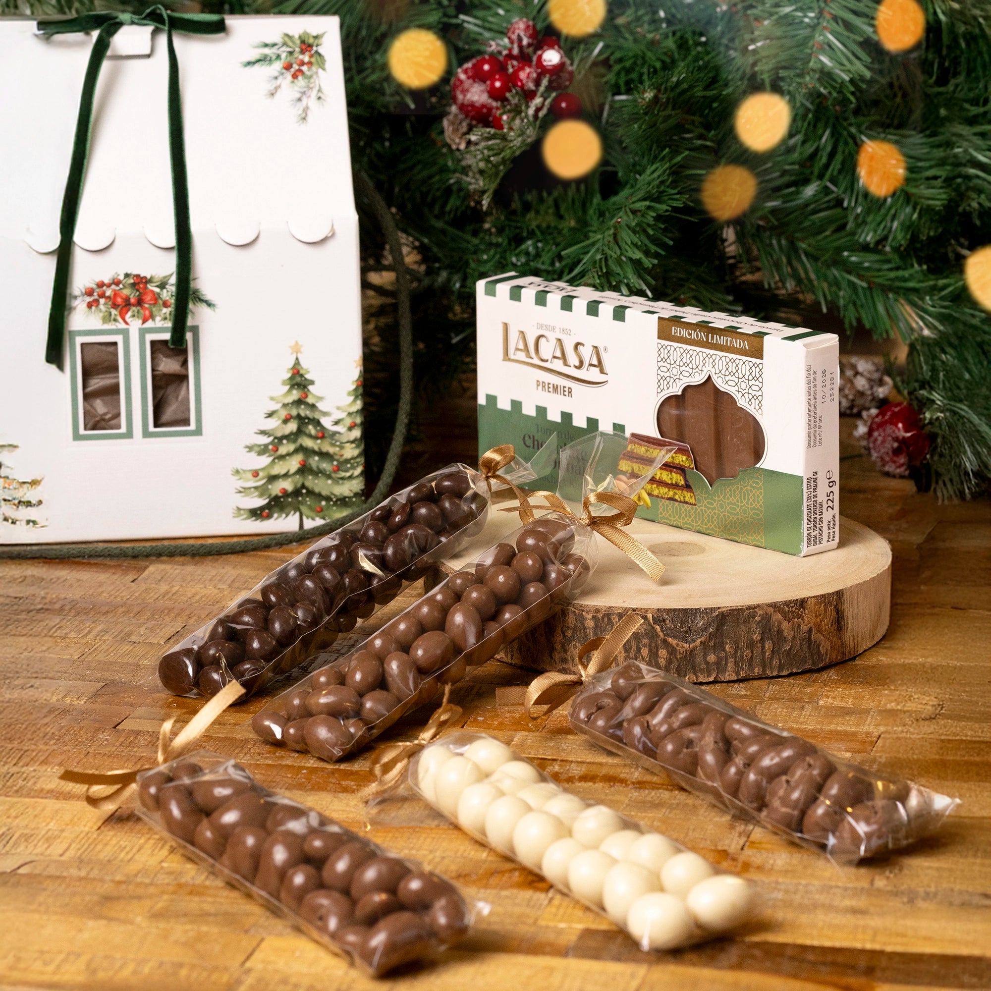 Caja navideña gourmet con frutos secos bañados en chocolate y turrón Lacasa Dubai