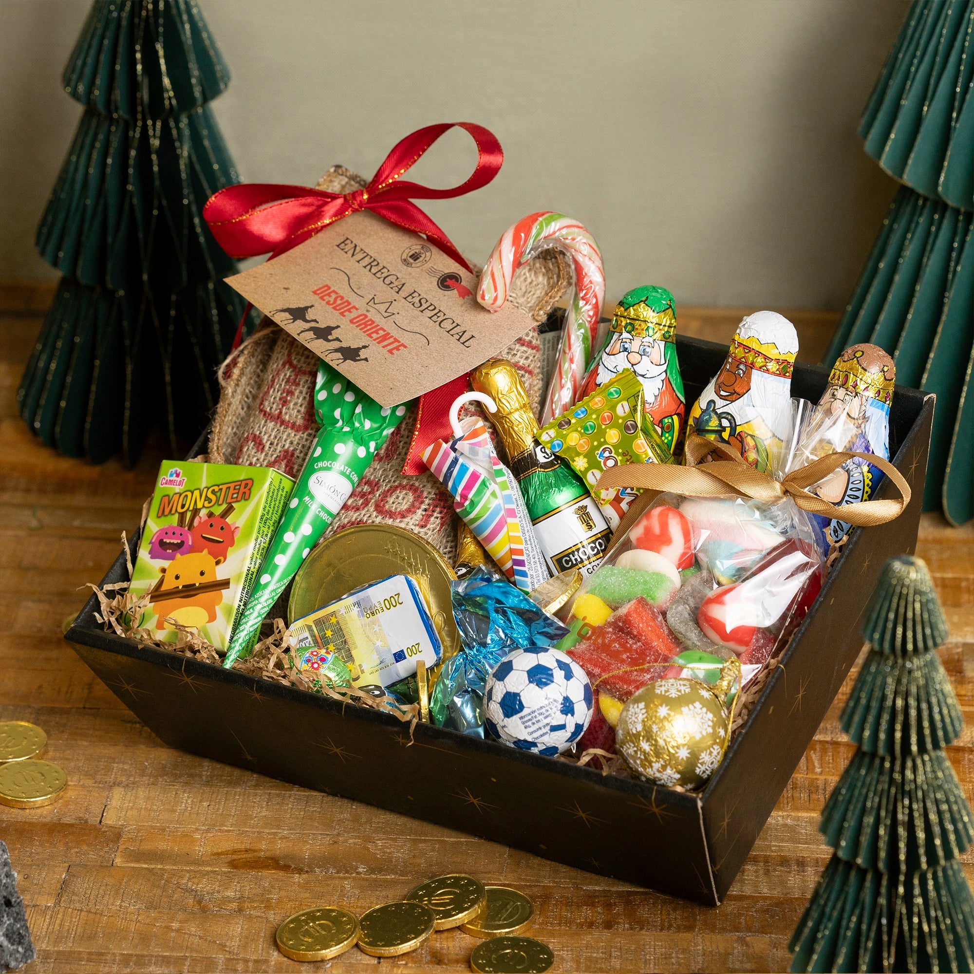 Caja de Reyes Magos con chuches, chocolates y bolsa de carbón dulce envuelta para regalo