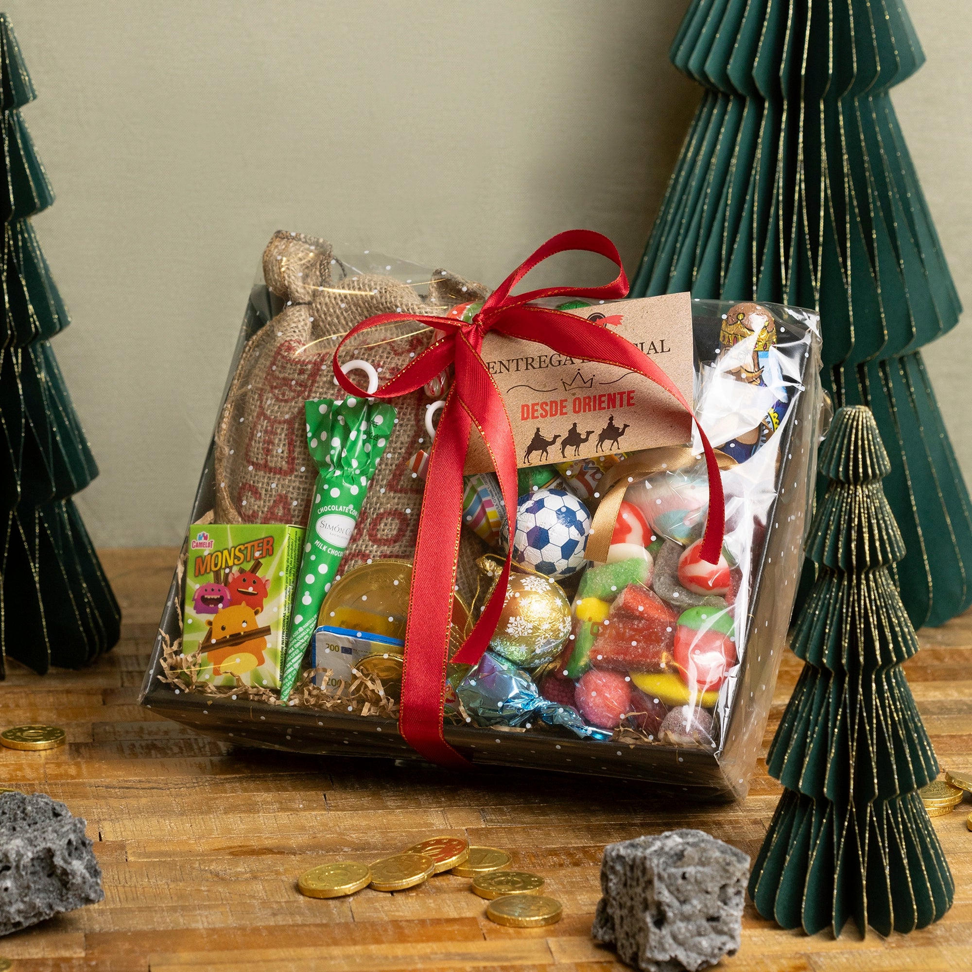 Surtido de chuches y chocolates con temática de Reyes Magos y carbón dulce