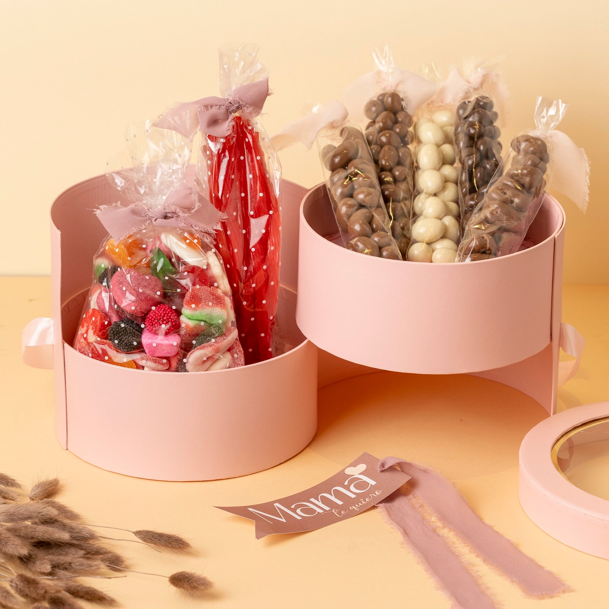 Caja de regalo gourmet para el Día de la Madre con frutos secos bañados en chocolate y chucherías