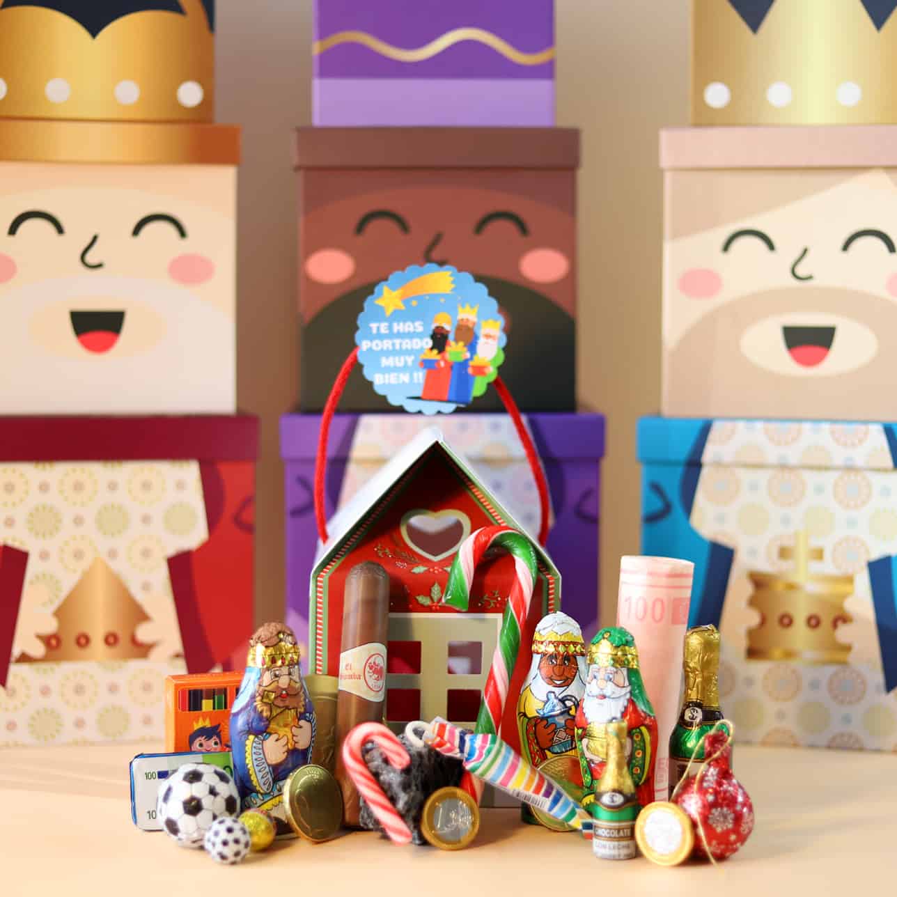 Casita Reyes Magos rellena de chocolates y dulces navideños.