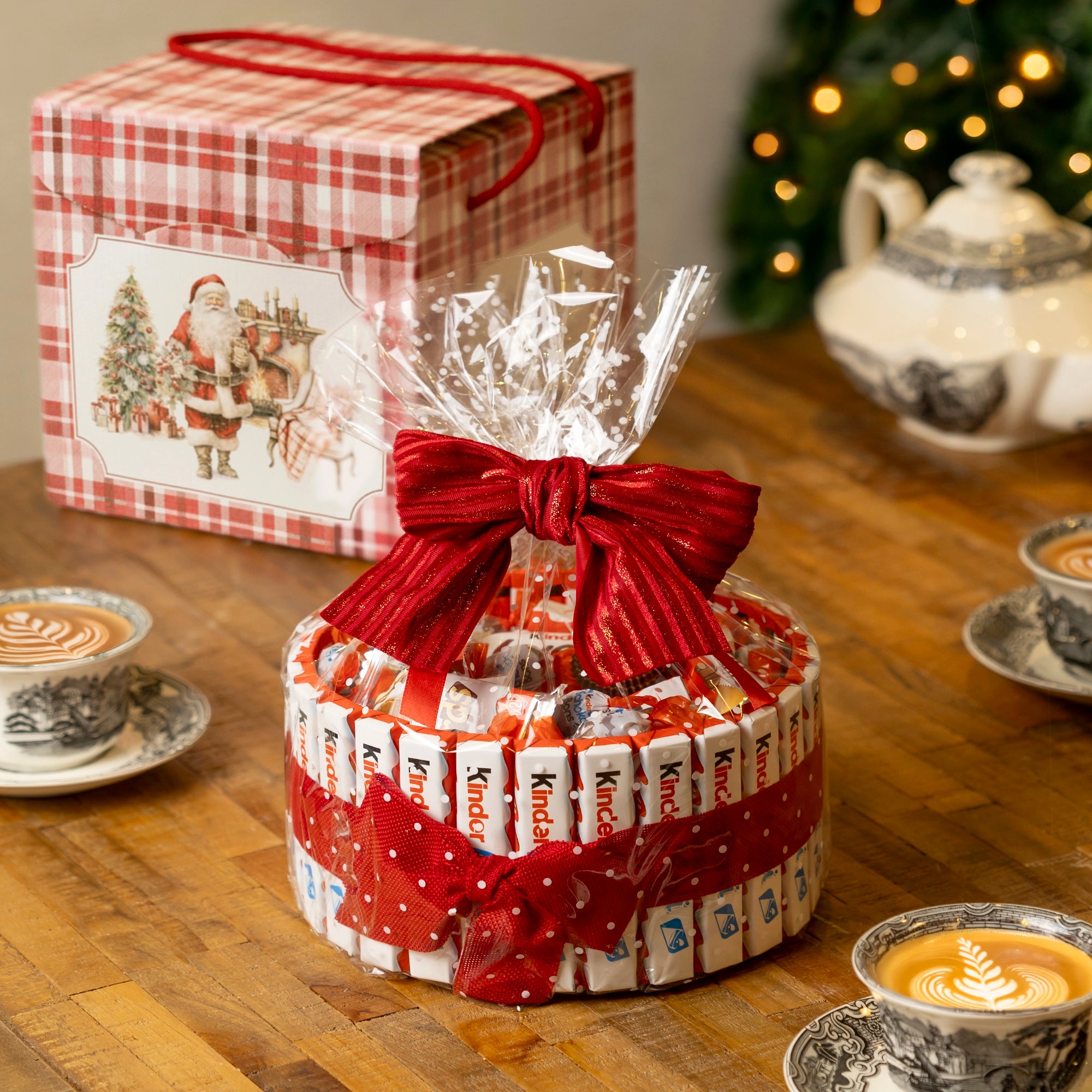 Caja navideña decorativa con diseño clásico y asa para regalo