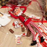 Elfo travieso disfrutando del chocolate kinder