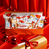 Caja de regalo de Navidad dorada con lazo rojo rellena de productos Kinder