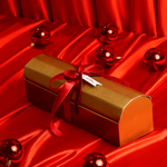 Surtido Kinder de Navidad dentro de una caja dorada decorada con lazo rojo