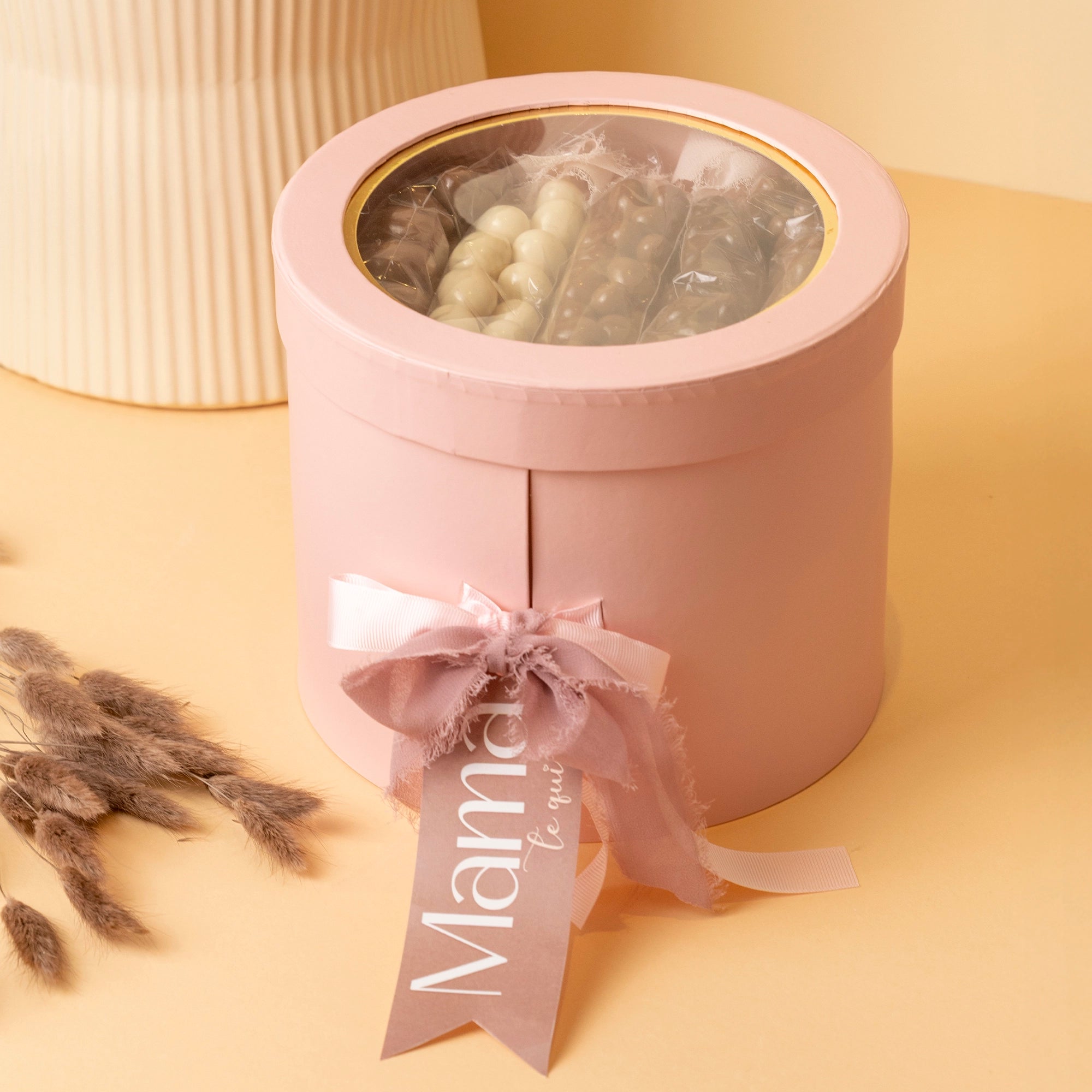 Detalle del contenido de la caja regalo: bolsitas de frutos secos y chuches