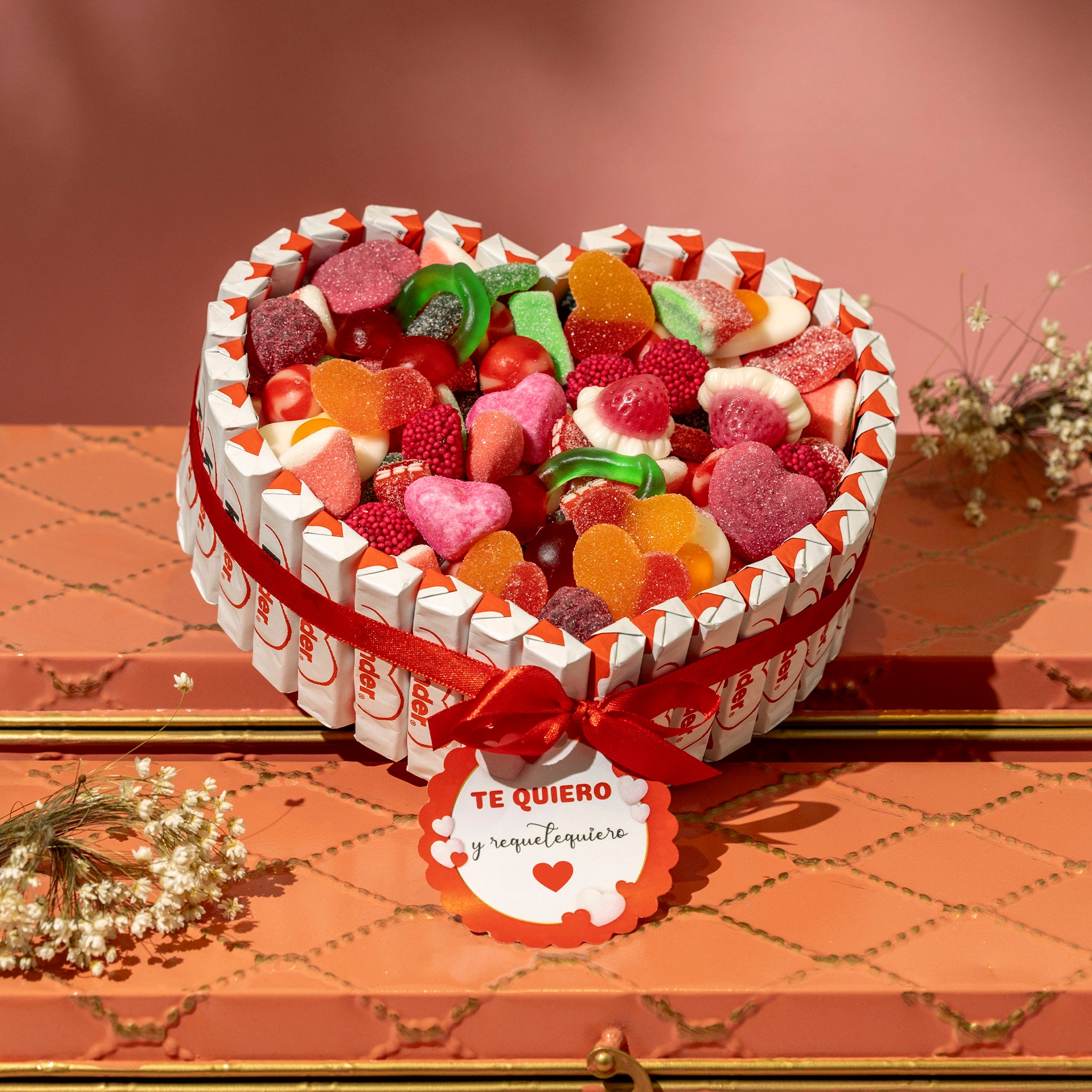 Corazón de chucherías y chocolatinas Kinder Bueno