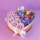 Caja Corazón Milka con surtido de chocolatinas y rosas decorativas.
