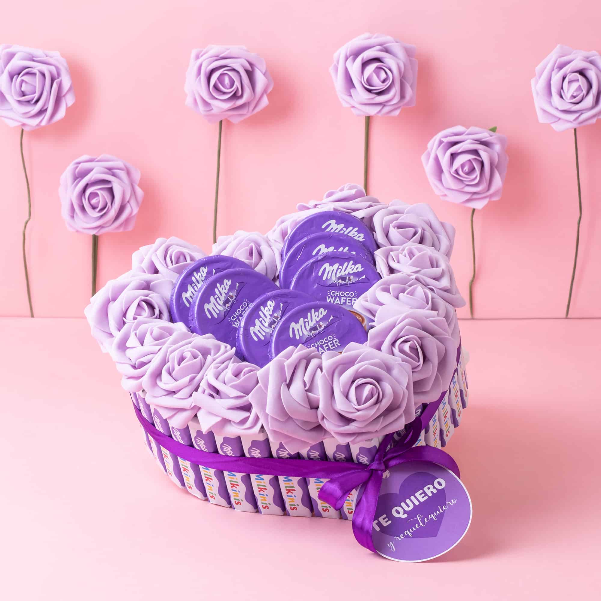Tarta de San Valentín decorada con chocolates Milka y flores.
