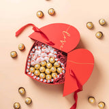 Caja de Corazón Premium Love rellena de bombones y rosas decorativas.
