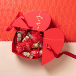 Caja en forma de corazón con bombones Ferrero Rocher y chucherías surtidas.
