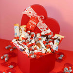 Cesta en forma de corazón rellena de chocolates Kinder Bueno.
