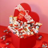 Cesta en forma de corazón rellena de chocolates Kinder Bueno.
