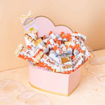 Caja de corazón rosa con surtido de chocolates Kinder Bueno.
