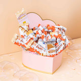 Caja de corazón rosa con surtido de chocolates Kinder Bueno.
