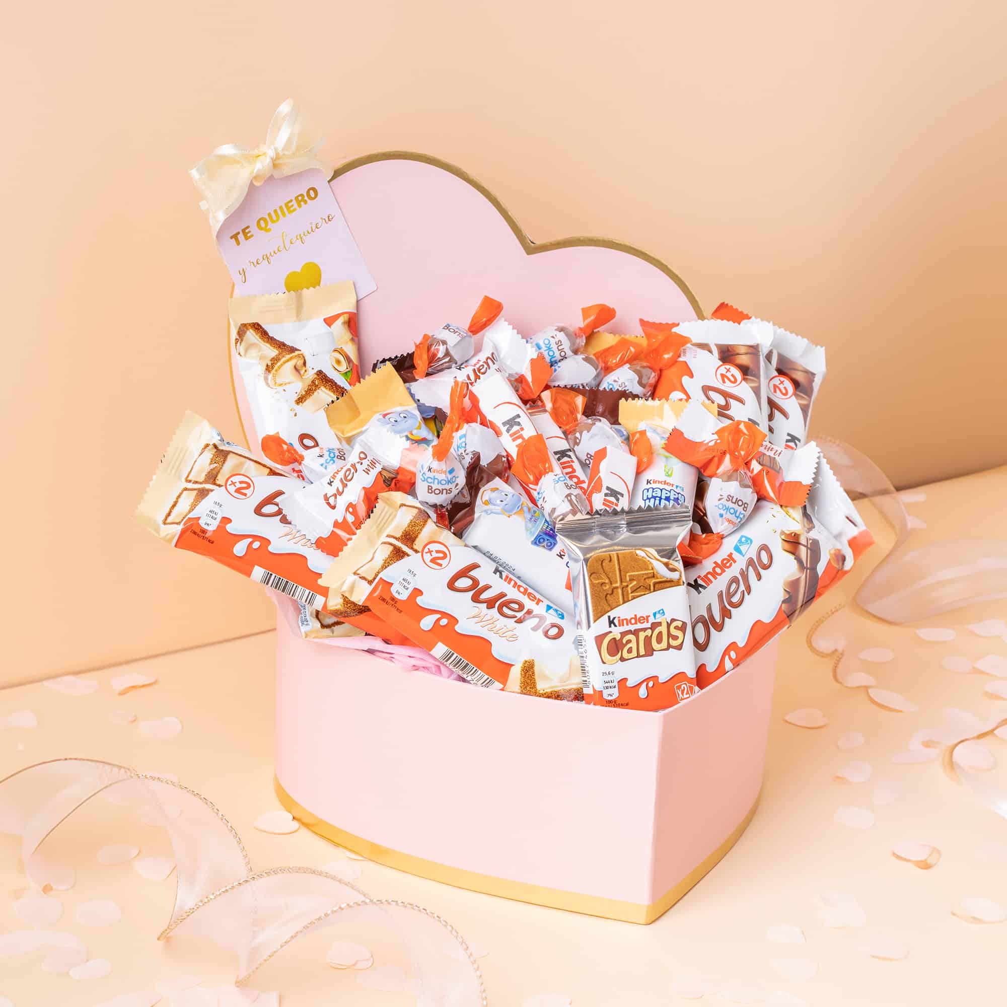 Caja de corazón rosa con surtido de chocolates Kinder Bueno.
