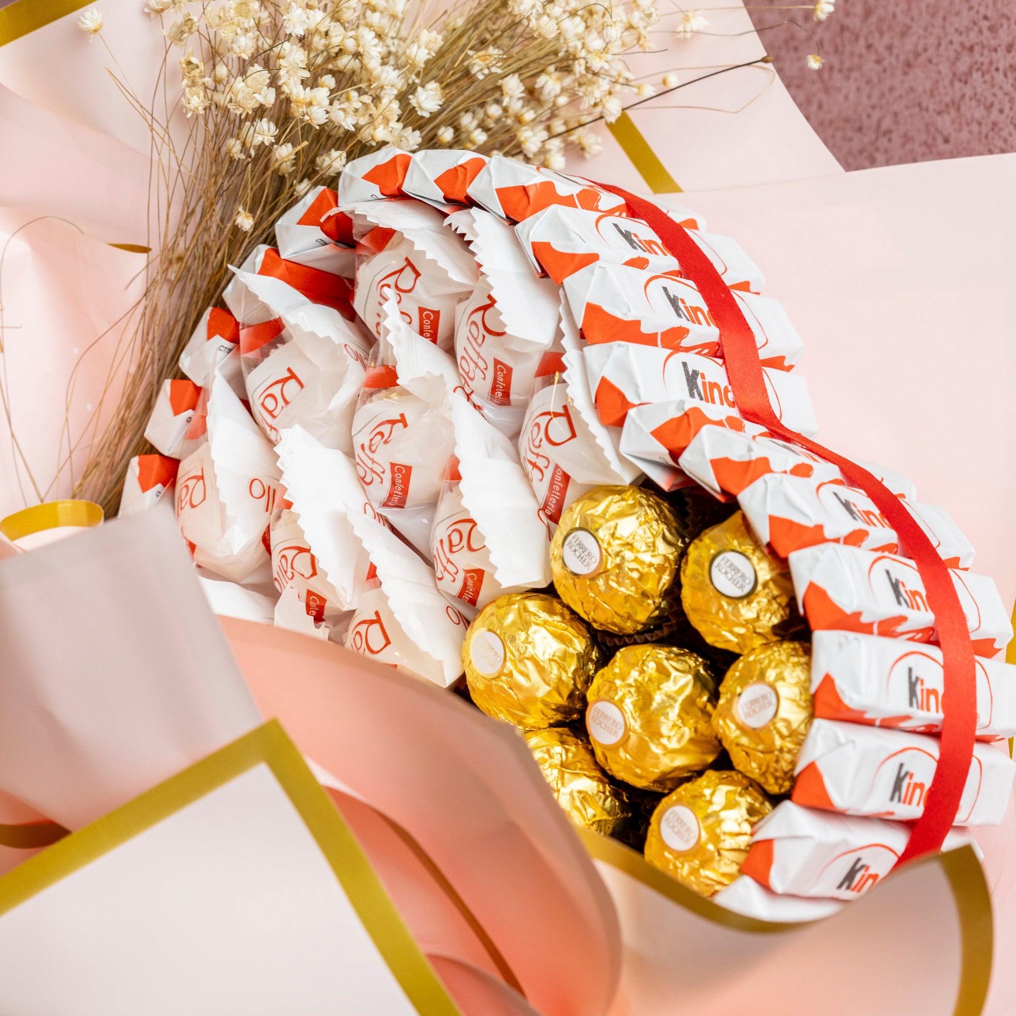 Detalle de los bombones Ferrero Rocher y Raffaello en ramo dulce