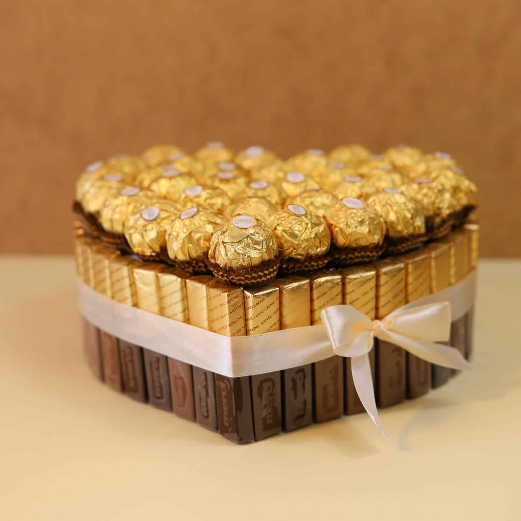 Detalle de los bombones Ferrero Rocher y Merci perfectamente colocados en la tarta.