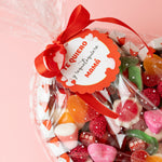 Tarta en forma de corazón con chuches surtidas y chocolates Kinder decorada para el Día de la Madre.