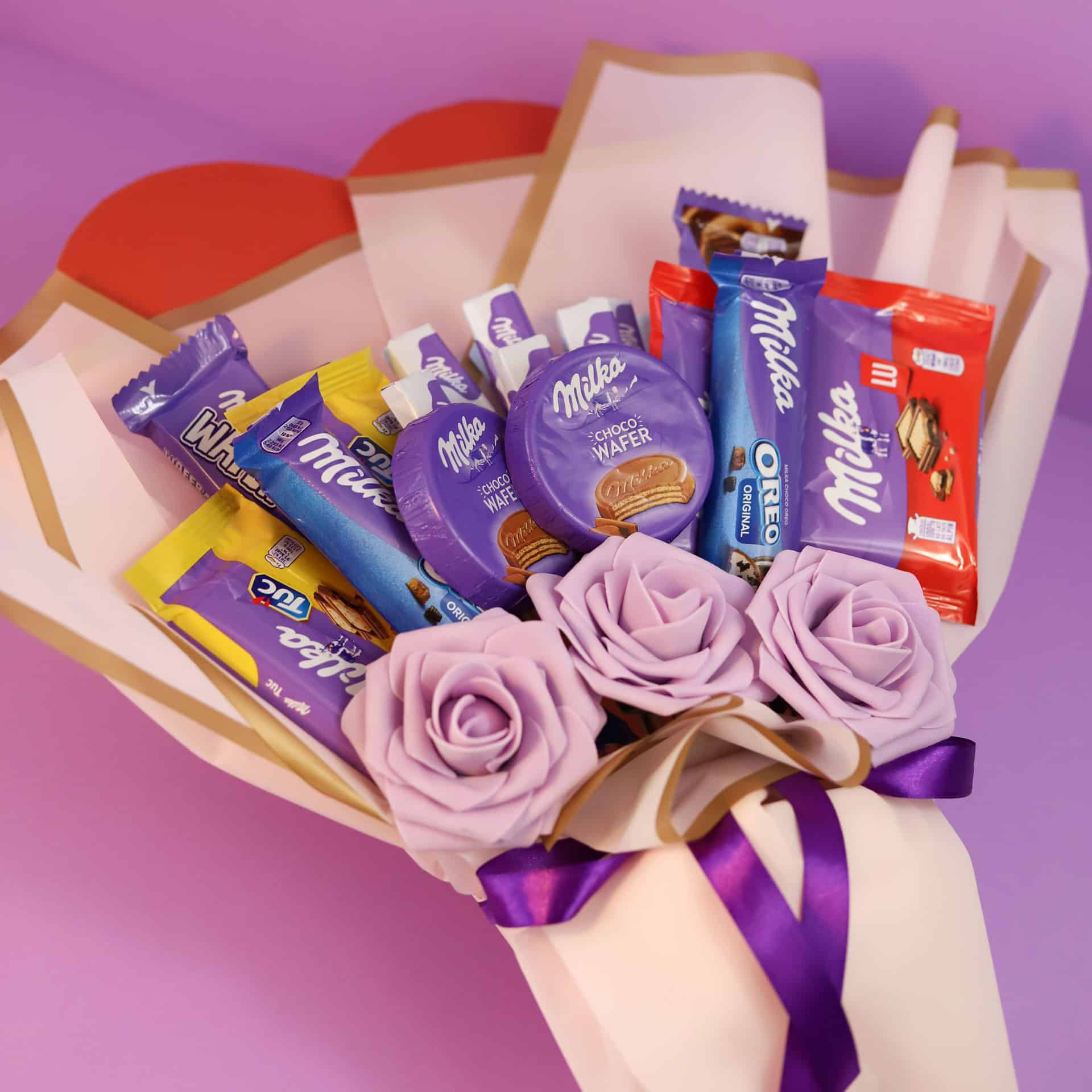 Detalle de regalo original con chocolates Milka y rosas.
