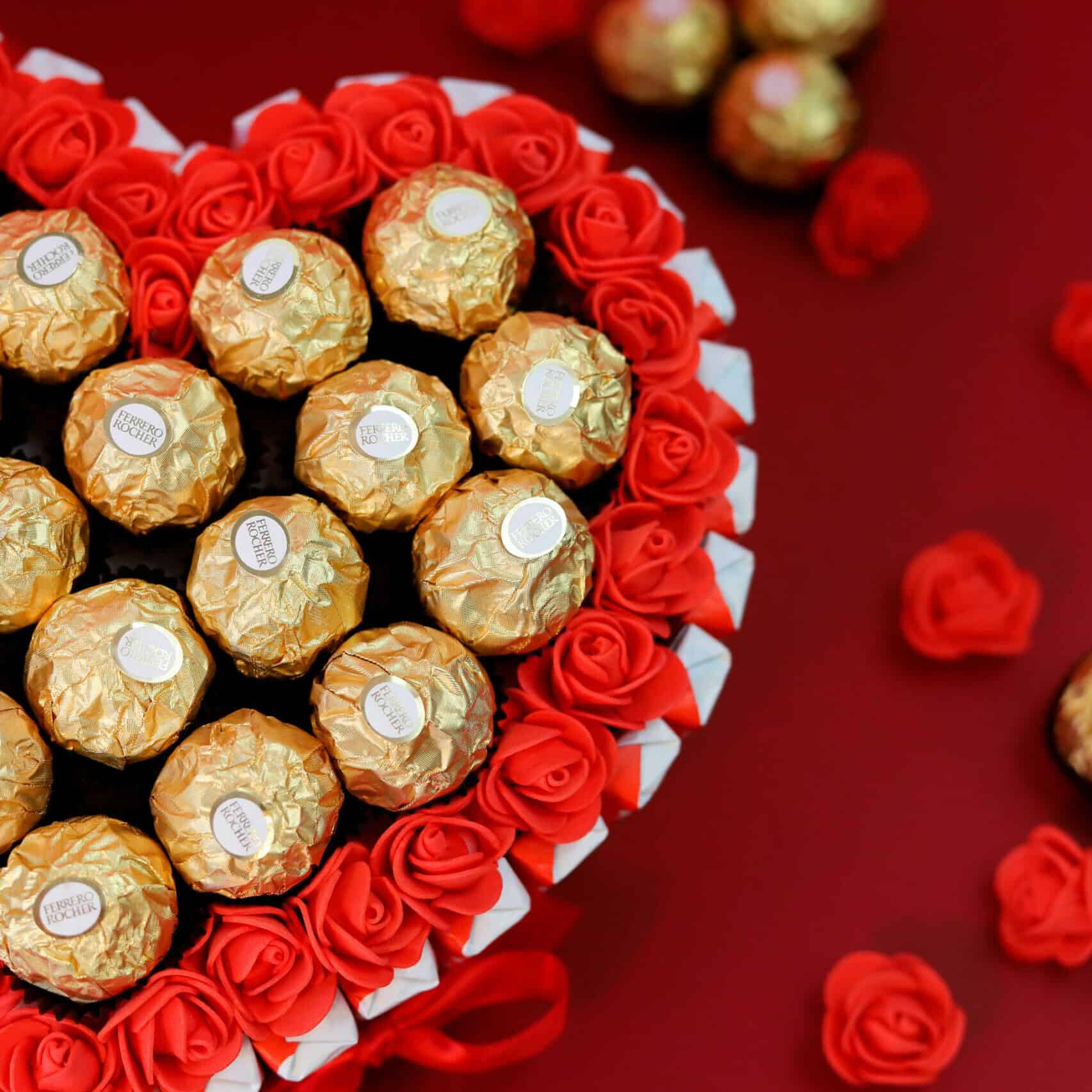 Detalle de la tarta con chocolatinas Kinder y lazo decorativo.
