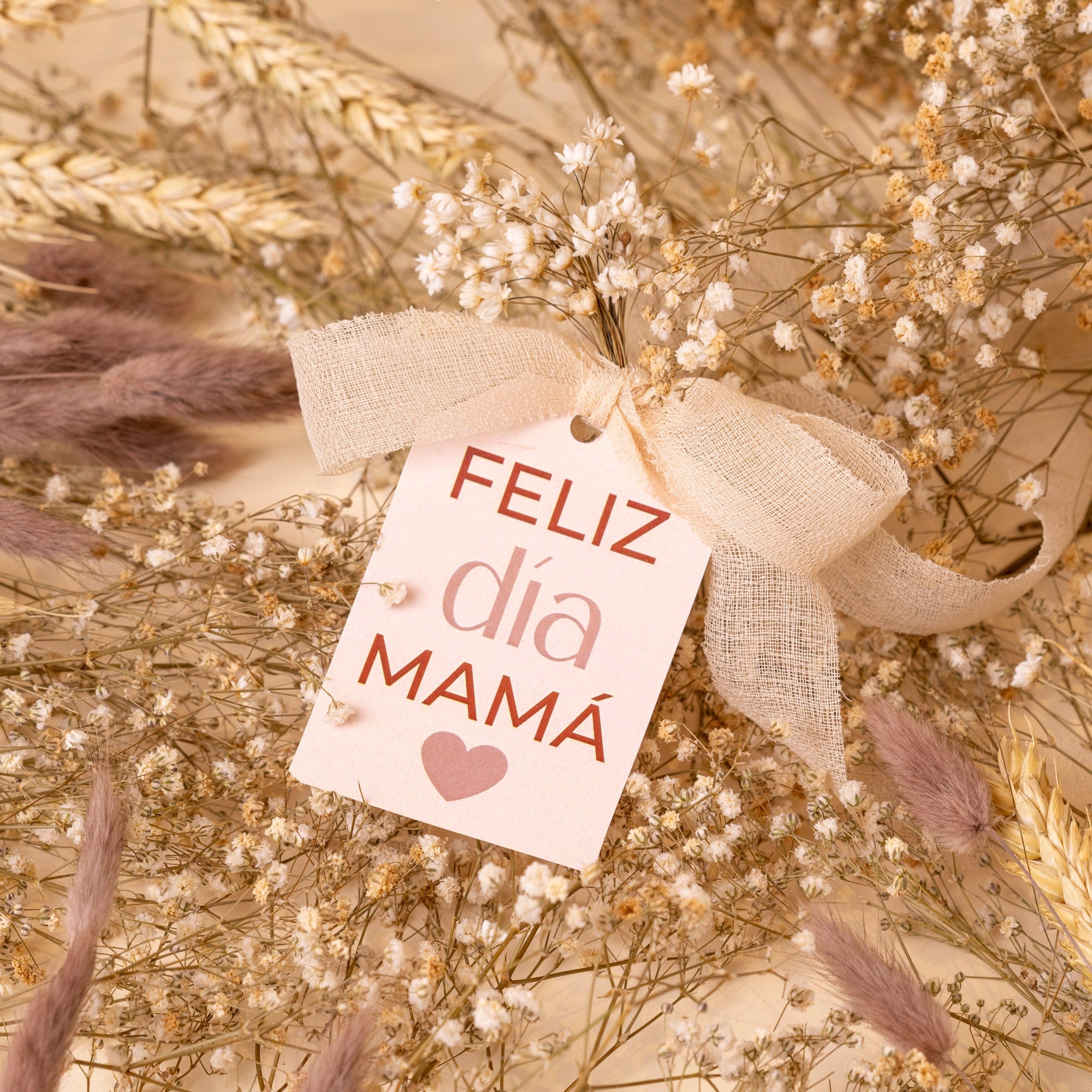 Flor seca natural decorativa en ramo con chocolates para mamá