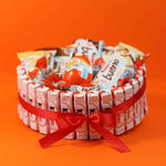 Regalo original: Tarta de chocolates Kinder Joy y Kinder Bueno.
