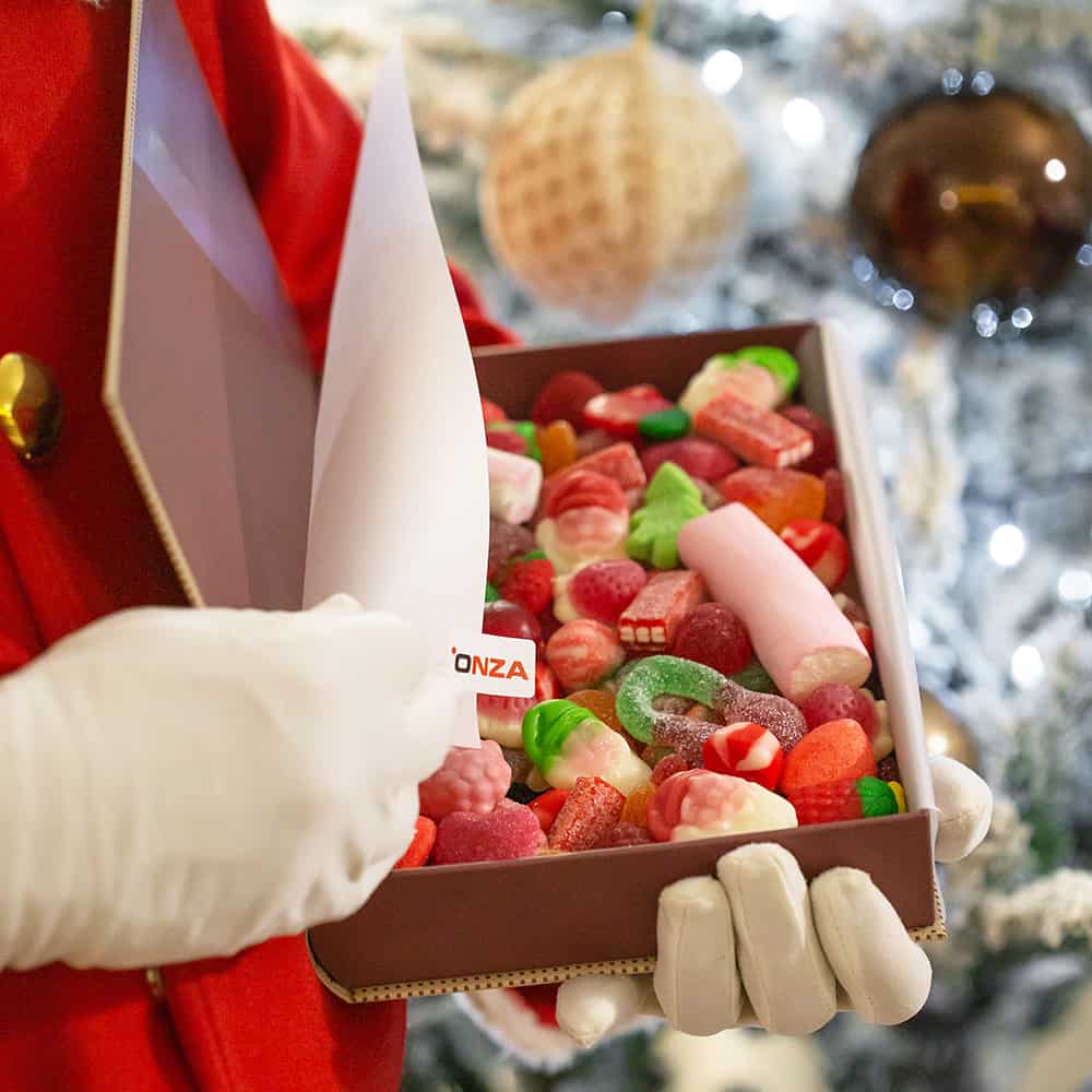 Caja de regalo para Navidad con 850 gramos de chucherías surtidas.