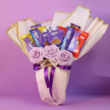 Ramo de chocolatinas Milka decorado con rosas y lazos.
