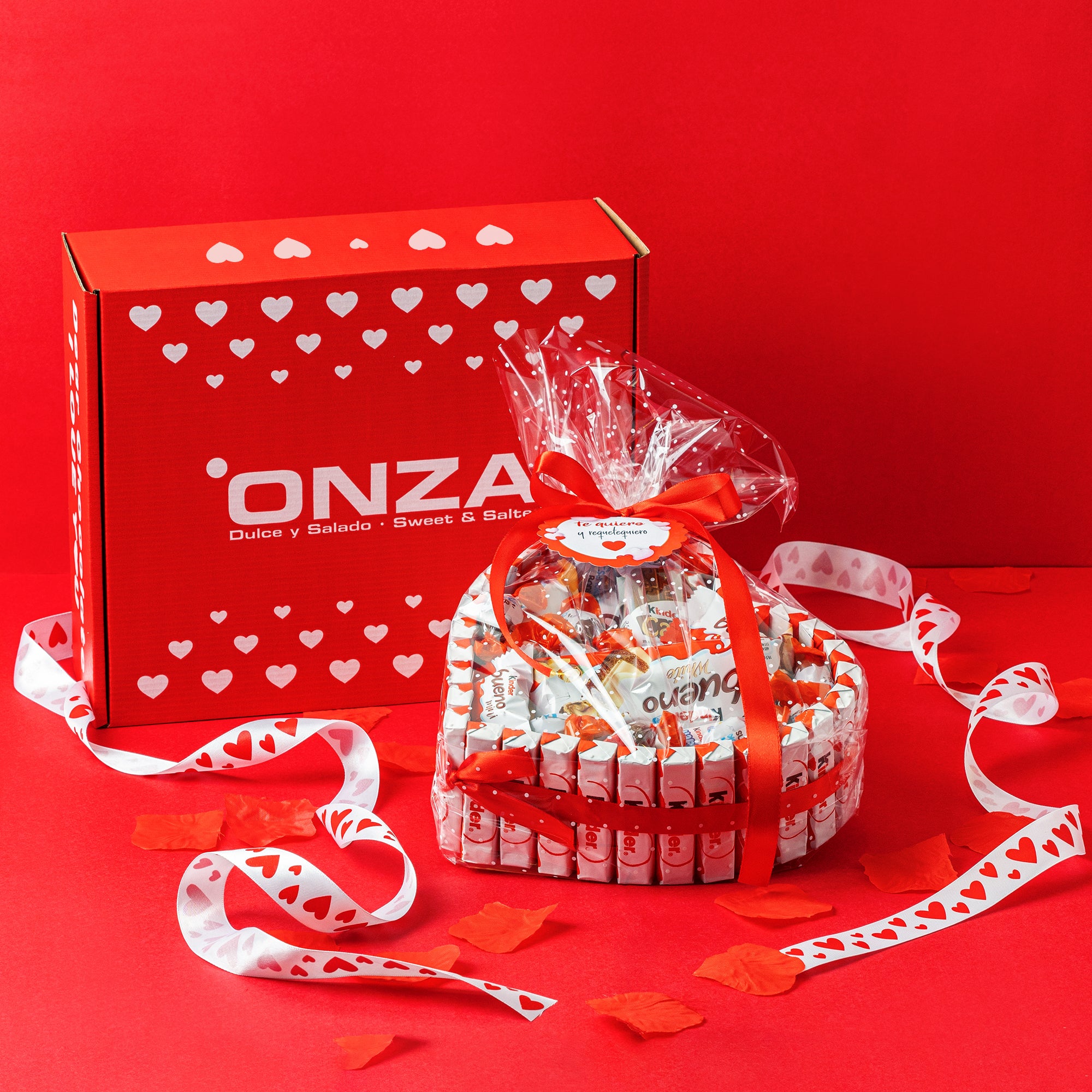 Presentación premium de la tarta de corazón Kinder Bueno con lazo y etiqueta.