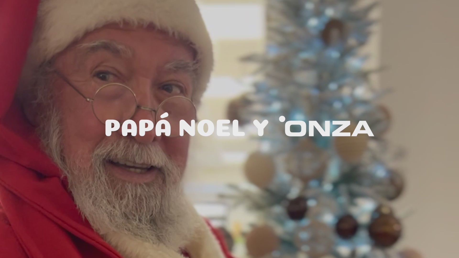 Papá Noel muestra los productos Onza para comprar en Navidad
