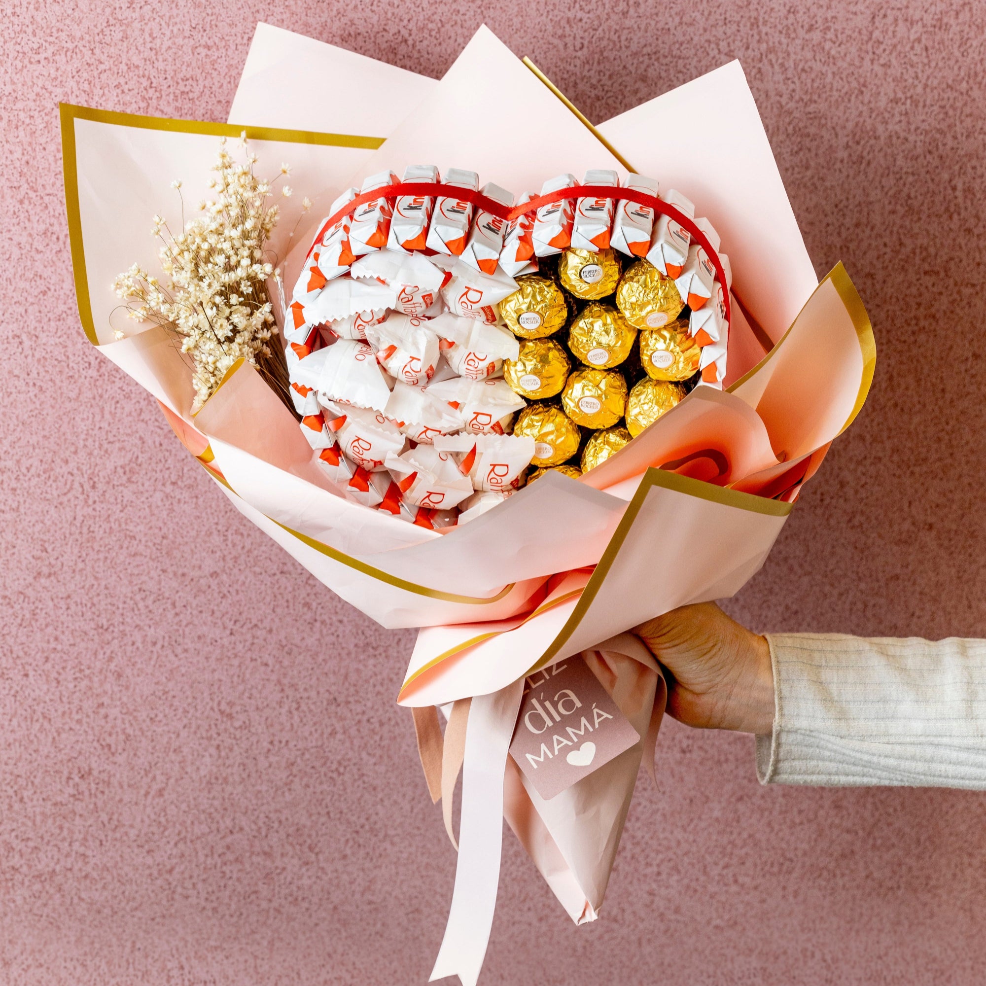 Ramo de chocolates en forma de corazón con Kinder y Ferrero para el Día de la Madre

