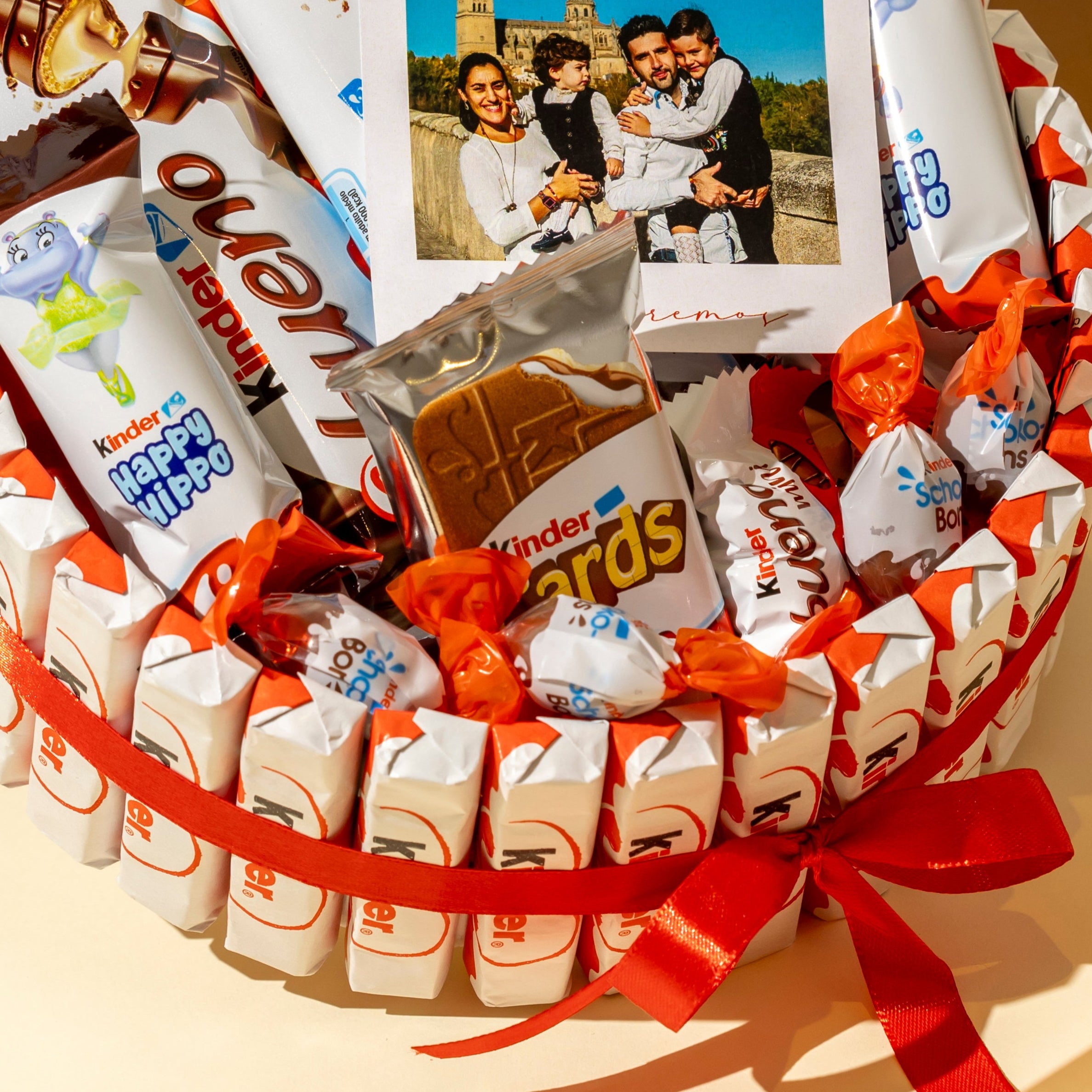 Surtido de chocolates Kinder en tarta con imagen personalizada.